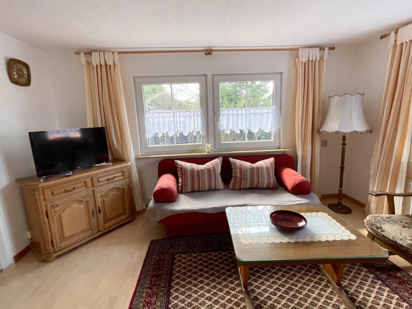 Helles Wohnzimmer mit Holzelementen und Gartenblick